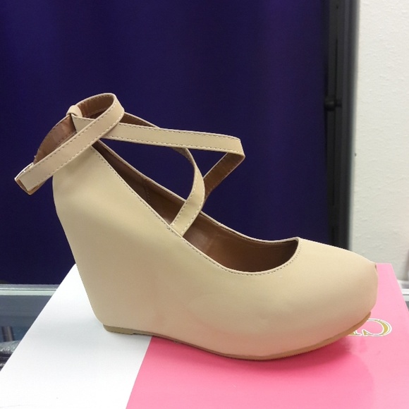 Shoes - 🎉HP🎉Nude wedge heel